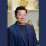 O Dr. Milton Seigi Hayashi orienta quais fatores considerar ao selecionar o especialista para a otoplastia infantil.