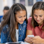 O impacto da tecnologia no quotidiano, segundo Sérgio Bento De Araújo, tem transformado profundamente a dinâmica das famílias e das instituições.