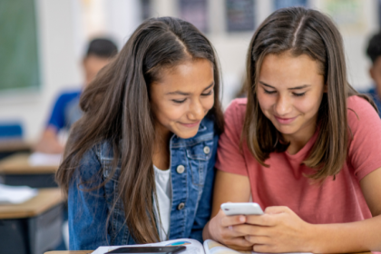 O impacto da tecnologia no quotidiano, segundo Sérgio Bento De Araújo, tem transformado profundamente a dinâmica das famílias e das instituições.