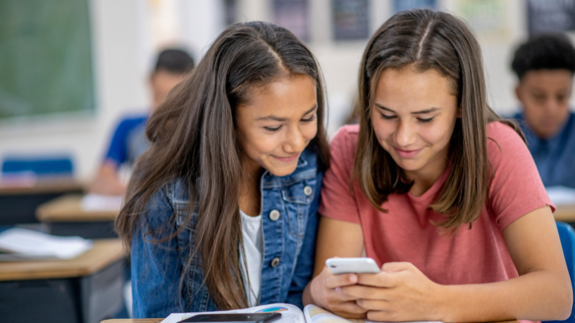 O impacto da tecnologia no quotidiano, segundo Sérgio Bento De Araújo, tem transformado profundamente a dinâmica das famílias e das instituições.