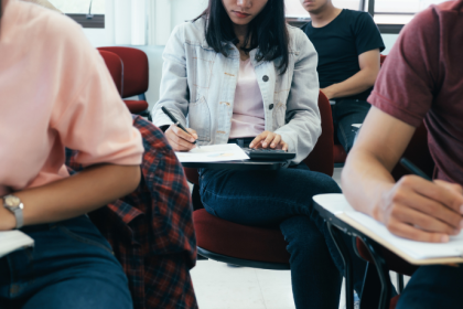 Educação política nas escolas: por que o debate sobre o currículo escolar voltou ao centro das discussões no Brasil