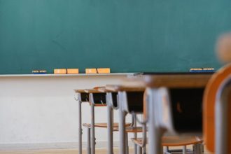 Crianças fora da escola no mundo: UNESCO alerta para 273 milhões e a crise global da educação