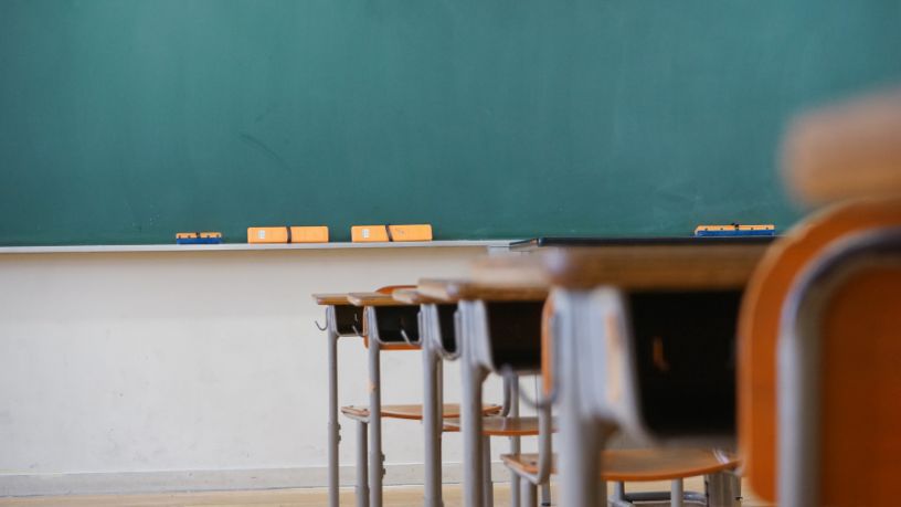 Crianças fora da escola no mundo: UNESCO alerta para 273 milhões e a crise global da educação