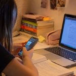 Excesso de telas na educação preocupa especialistas e muda comportamento de jovens no Brasil