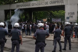 Protestos em universidades estaduais de SP reacendem debate sobre repressão policial e liberdade política