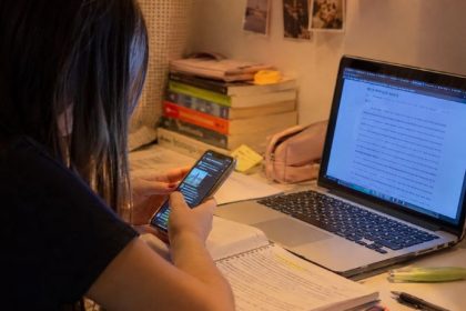 Excesso de telas na educação preocupa especialistas e muda comportamento de jovens no Brasil
