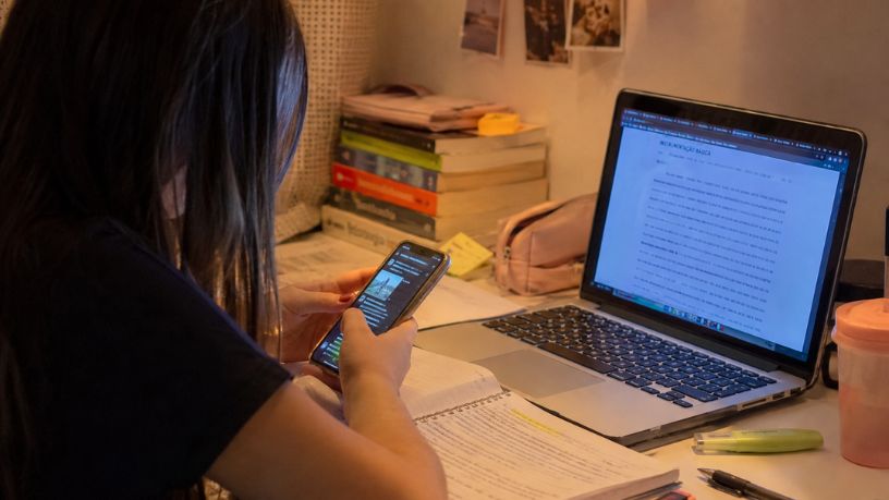 Excesso de telas na educação preocupa especialistas e muda comportamento de jovens no Brasil