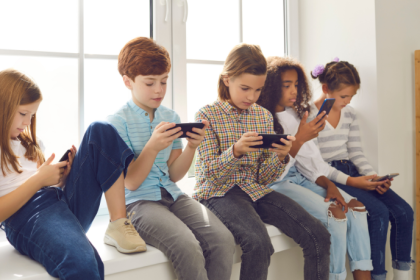 Suécia vai banir celulares das escolas a partir do próximo ano letivo; entenda a tendência mundial