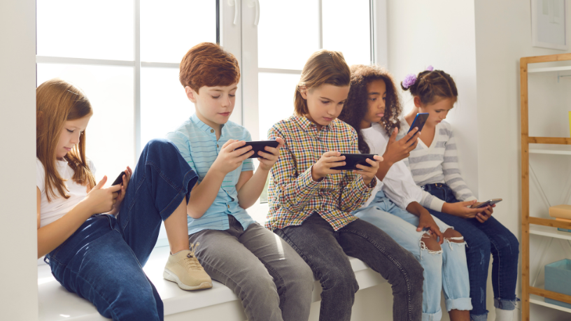 Suécia vai banir celulares das escolas a partir do próximo ano letivo; entenda a tendência mundial