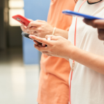 Um ano sem celular na escola: o que o Brasil aprendeu e como o mundo tem agido