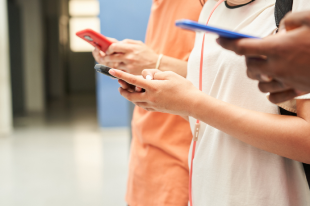 Um ano sem celular na escola: o que o Brasil aprendeu e como o mundo tem agido