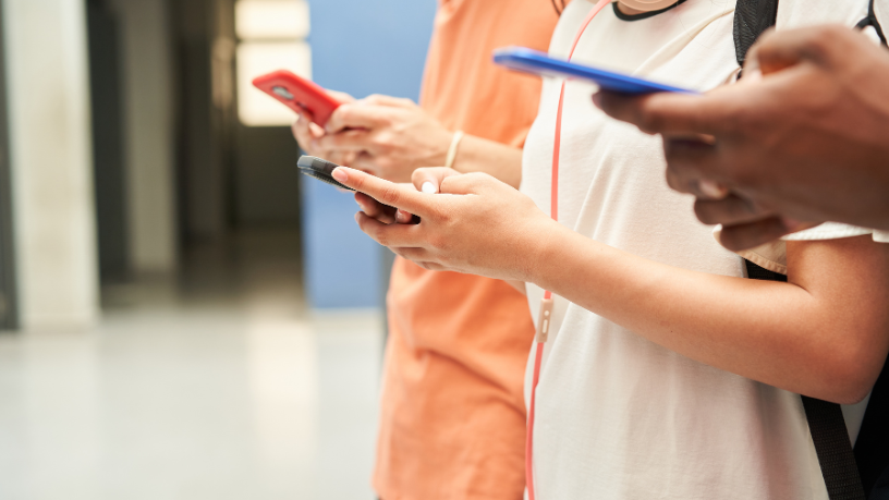 Um ano sem celular na escola: o que o Brasil aprendeu e como o mundo tem agido