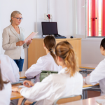 Formação de professores incorpora inteligência artificial como tema central em 2026