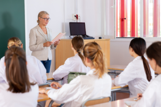 Formação de professores incorpora inteligência artificial como tema central em 2026
