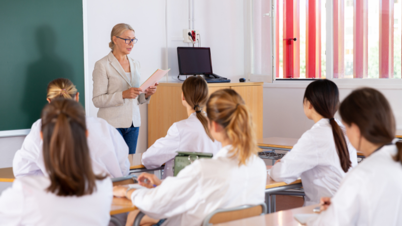 Formação de professores incorpora inteligência artificial como tema central em 2026