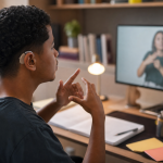 Estudante surdo utiliza computador para acessar uma videoprova do Enem em Libras
