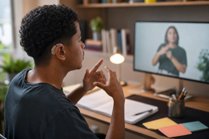 Estudante surdo utiliza computador para acessar uma videoprova do Enem em Libras