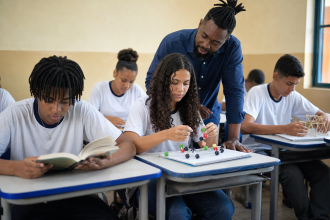 Estudante brasileiro realizando atividade escolar em ambiente de aprendizagem