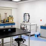 Laboratório moderno equipado com instrumentos de pesquisa industrial e de saúde.