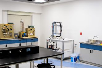 Laboratório moderno equipado com instrumentos de pesquisa industrial e de saúde.
