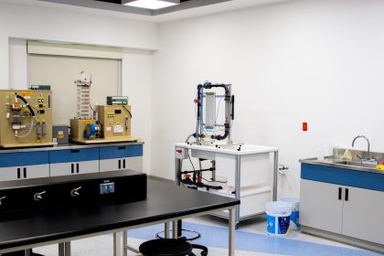 Laboratório moderno equipado com instrumentos de pesquisa industrial e de saúde.