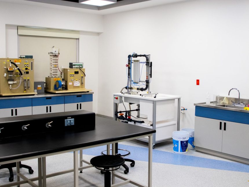 Laboratório moderno equipado com instrumentos de pesquisa industrial e de saúde.